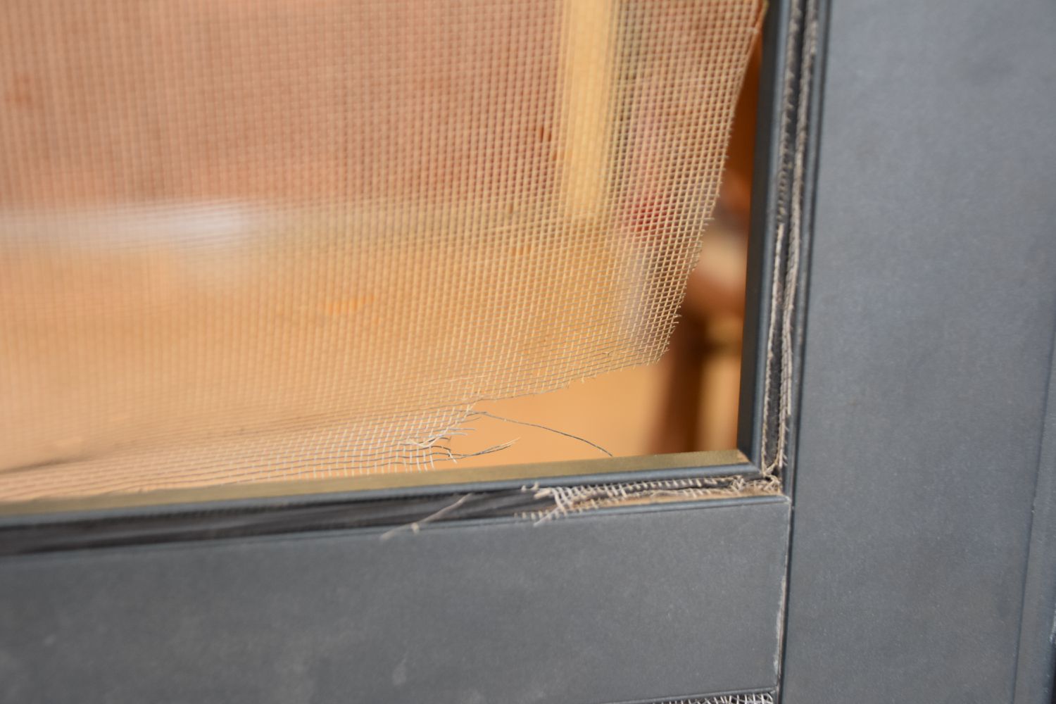 Como reparar uma tela de janela em uma estrutura metálica